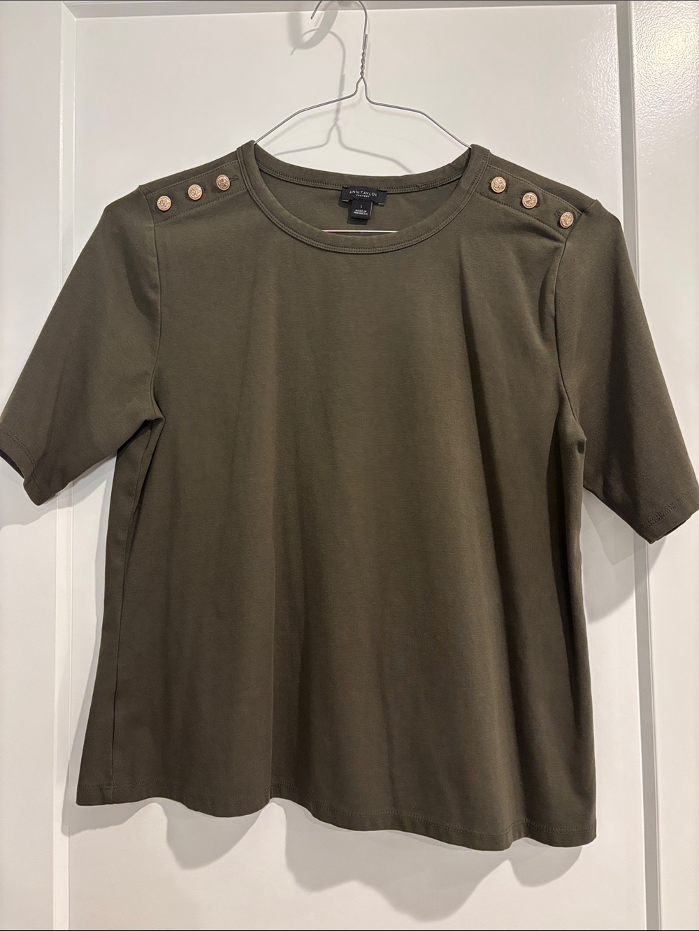 Ann Taylor Factory Women’s Short Sleeve Shirt with button details Large
